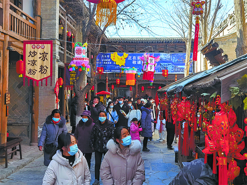 平安驿游人如织。