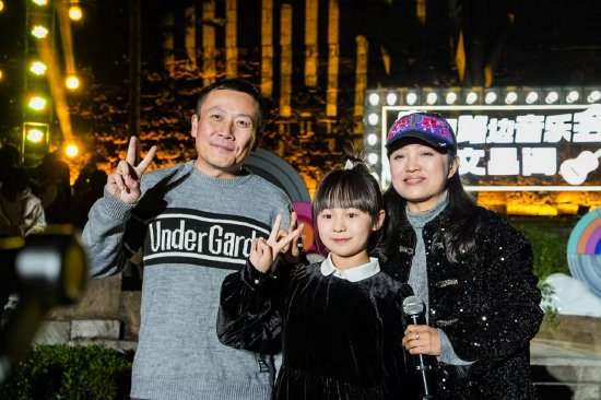 音乐人张超（左）、玉镯儿（右）与王果儿（中）合影