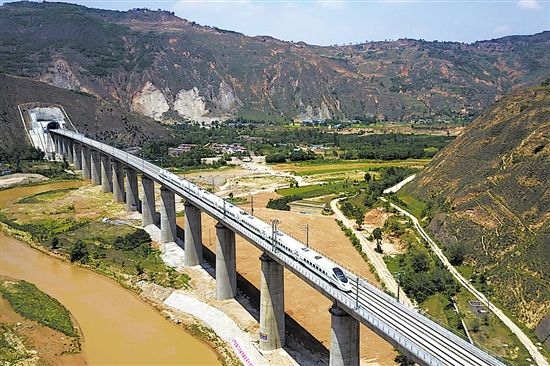 乘坐高铁 畅游丝绸之路