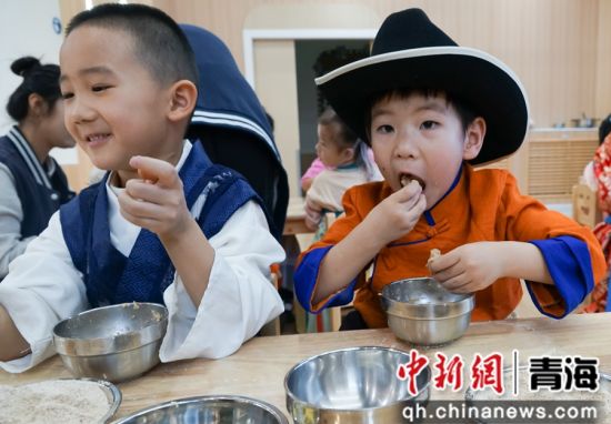 图为小朋友学习制作糌粑并分享、品尝。 马铭言 摄