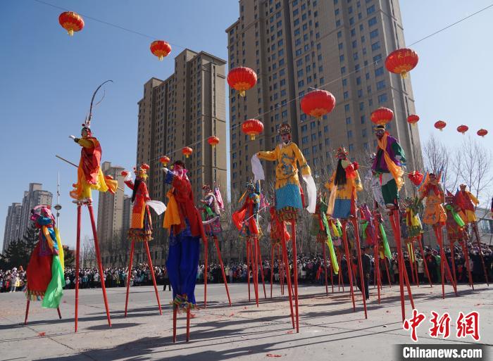 图为西宁市城中区总寨镇的高跷表演。　马铭言 摄