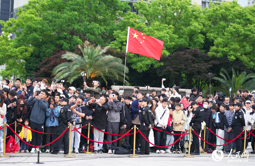 现场观礼的市民游客。人民网记者 毛思远摄