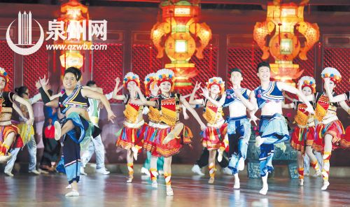 两岸舞者携手，进行舞蹈表演。