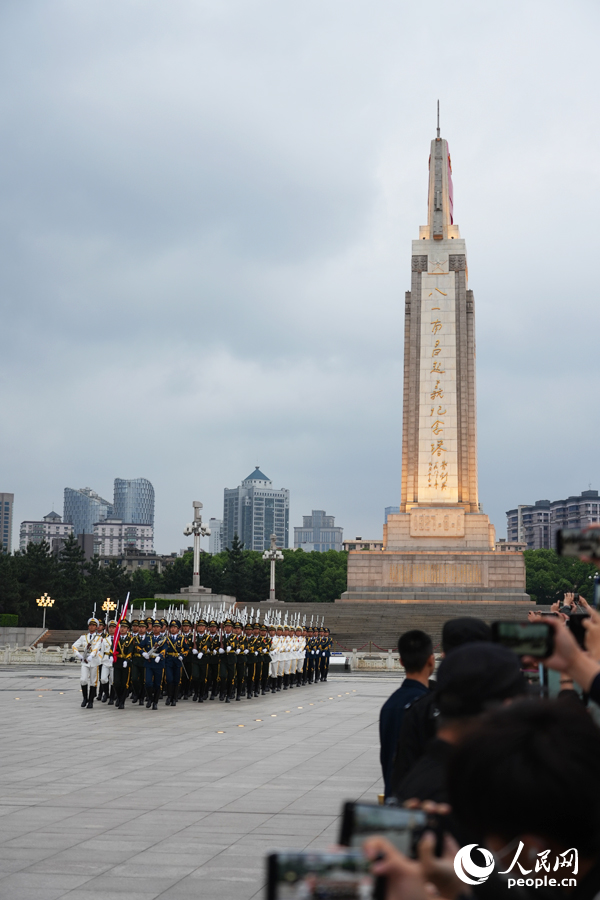 国旗护卫队迈着坚定步伐走过八一广场。人民网记者 毛思远摄