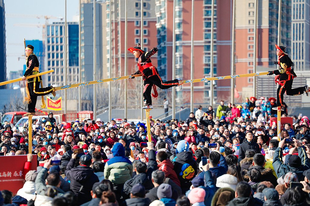 2月9日，济南市高新区舜华路街道，群众进行踩高跷表演。