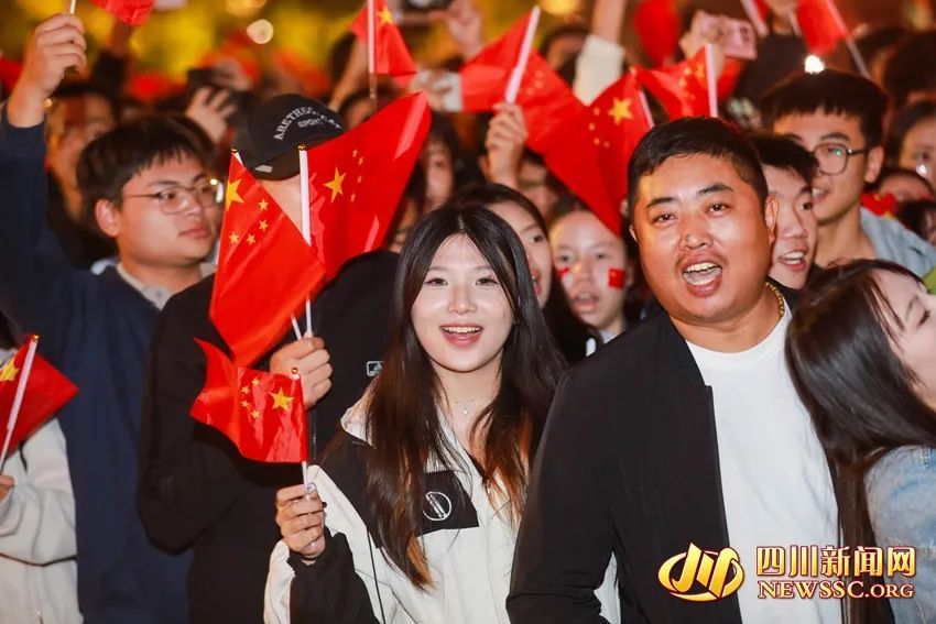 “祖国生日快乐！” 成都天府广场举行国庆升旗仪式