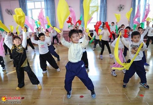 　　三健科技幼儿园萌娃社火队的小朋友们正在排练。资料图