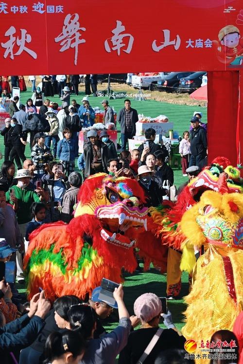 　　当地农牧民在进行威风锣鼓、醒狮表演。记者陈岩摄