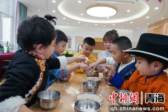 图为小朋友学习制作糌粑。 马铭言 摄