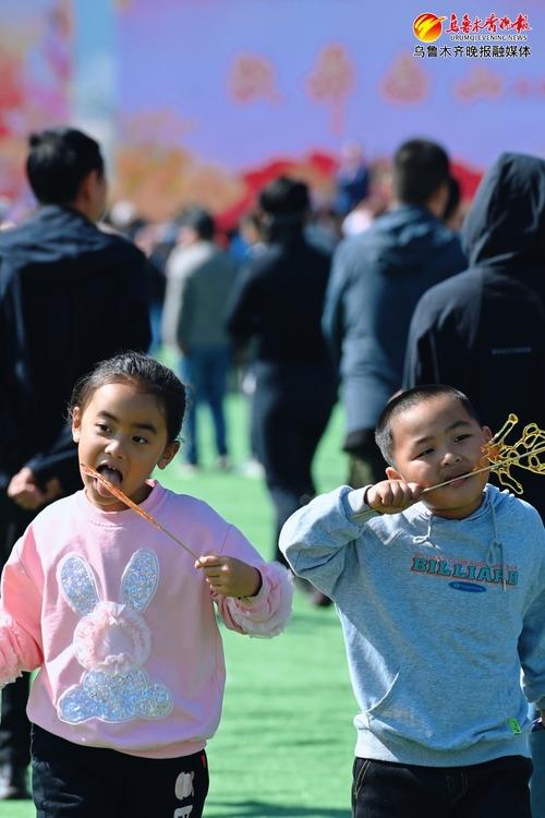 　　孩子们吃糖人逛庙会欢度中秋佳节。记者陈岩摄