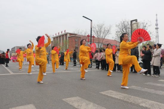 图为健身扇子舞表演。
