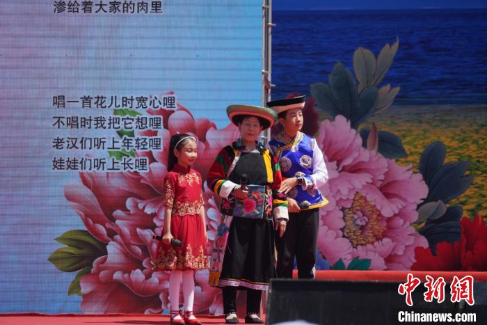 图为孙毛措(左一)在第十七届西北五省(区)花儿演唱会上演出。　文思睿 摄