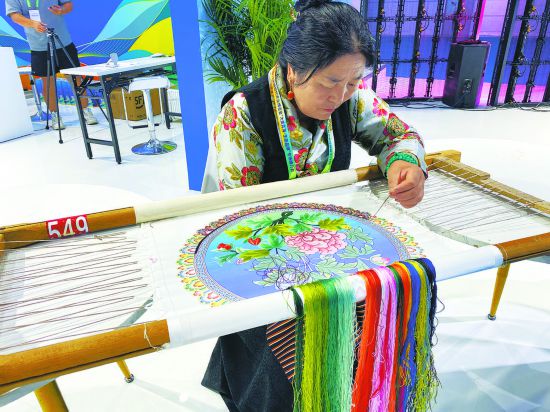現場刺繡。青海日報記者 董潔攝