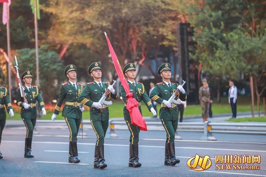 “祖国生日快乐！” 成都天府广场举行国庆升旗仪式