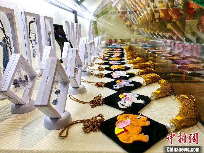 图为青绣文创产品。　张添福 摄