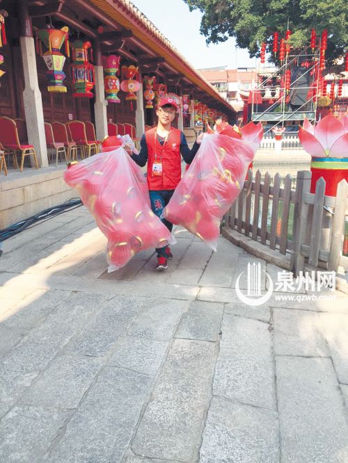 春晚志愿者在搬灯笼 （许珊瑚 供图）