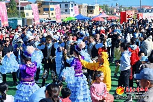 　　9月17日，游客和当地农牧民演员正在载歌载舞欢度中秋佳节。记者陈岩摄