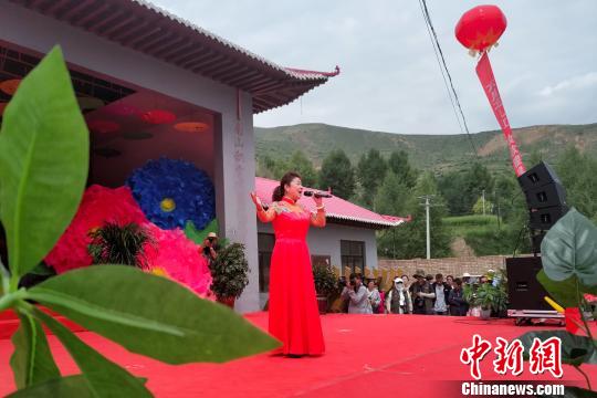 图为“花儿”青海省级非物质文化遗产传承人张存秀在17日的瞿昙寺花儿会上演唱，　鲁丹阳 摄