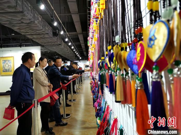 图为荷包展示。　张添福 摄