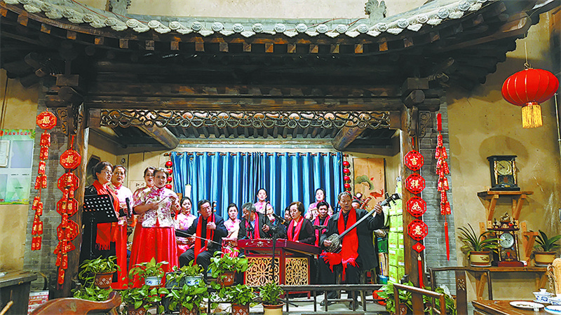 戏台上戏曲悠扬。 青海日报记者 魏爽 摄