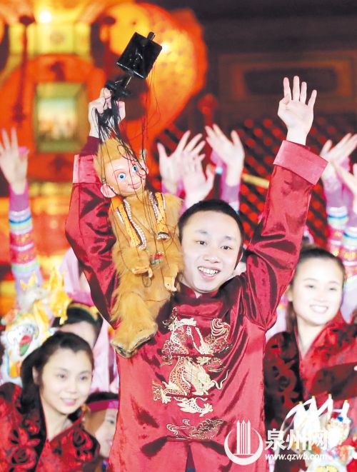 提线木偶演员向观众挥手致意