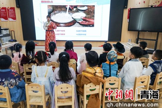 图为老师介绍糌粑特点。 马铭言 摄