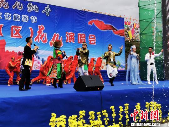 7月8日是农历“六月六”，来自中国西北五省(区)百余民间艺人在青海门源唱响“花儿”。图为西北五省(区)“花儿”演唱会现场。　王雅慧 摄