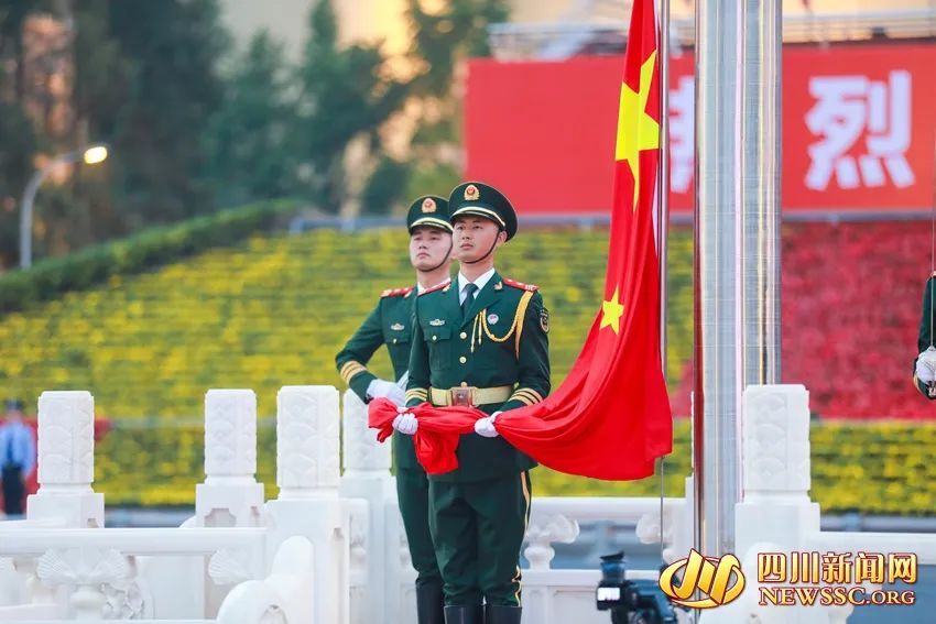 “祖国生日快乐！” 成都天府广场举行国庆升旗仪式