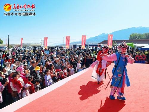 　　乌鲁木齐市总工会工人文化宫演员在为游客表演秦腔表演唱《裱花》。记者陈岩摄