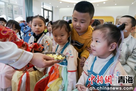 图为小朋友近距离观察酥油。 马铭言 摄