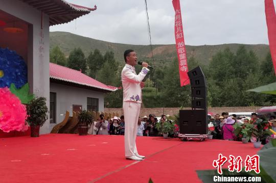 图为花儿歌手刘启元在17日的瞿昙寺花儿会上演唱，　鲁丹阳 摄