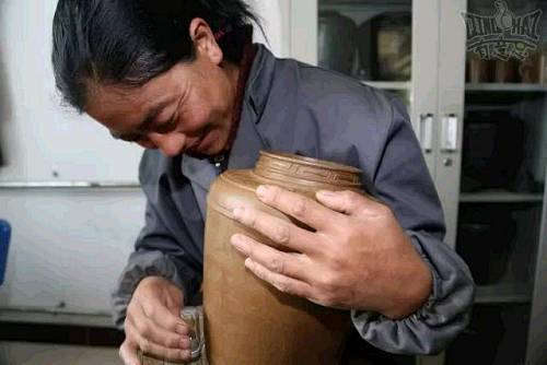 黑陶制作过程都是原始手工制作，用土来自班玛县灯塔乡山，要经过取土、晒干、粉碎、和泥、打磨、捏制、发酵、火烧、熏黑、抛光、成品才能制作出完美的黑陶工艺品。