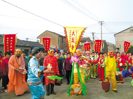 省级非遗项目“大头和尚”举行大巡游