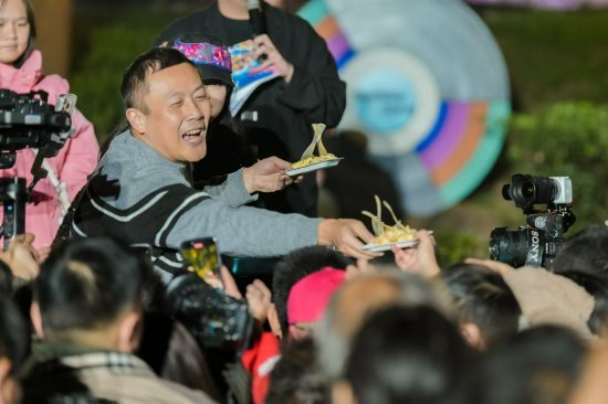 音乐人张超为观众分发蛋糕