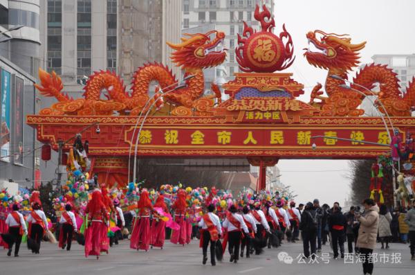 今天，西宁社火集中巡游全网刷屏！