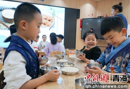 图为小朋友学习制作糌粑。 马铭言 摄