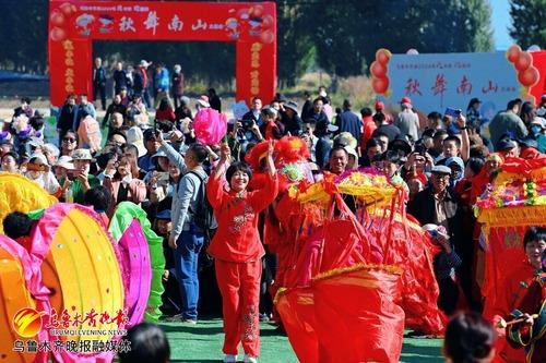 　　当地农牧民在进行威风锣鼓、醒狮表演。记者陈岩摄