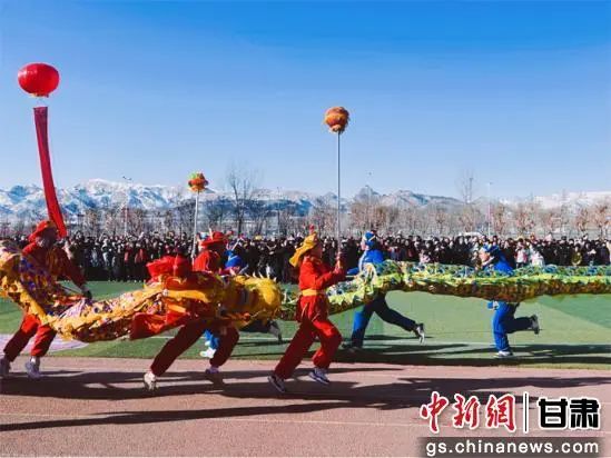 图为舞龙舞狮队进行表演。永登县融媒体中心供图