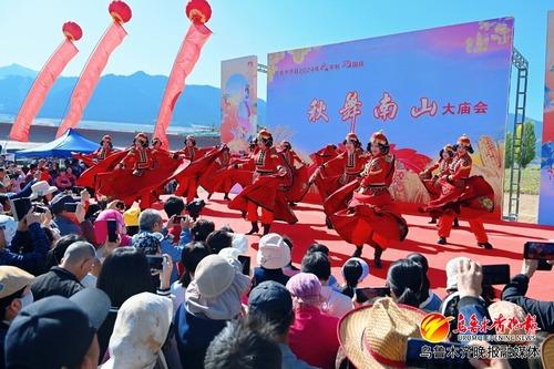 　　新疆艺术学院演员在表演舞蹈《嗨登·萨吾尔登》。记者陈岩摄