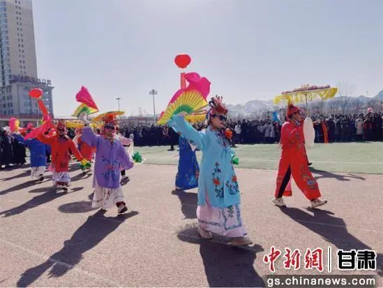 图为秧歌队的舞者们身着色彩斑斓的服饰，随着歌曲节奏挥舞彩绸。永登县融媒体中心供图
