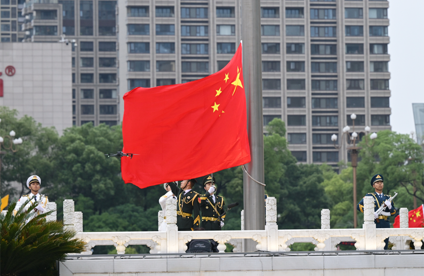 升旗仪式现场，鲜艳的五星红旗冉冉升起。洪子波摄