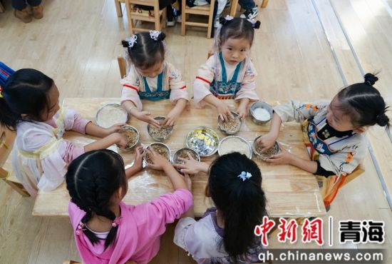图为小朋友学习制作糌粑。 马铭言 摄