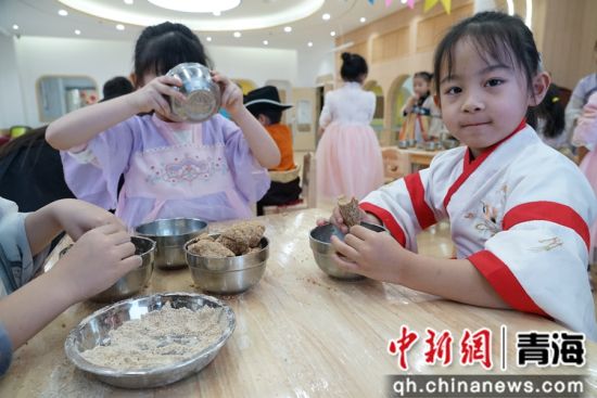 图为小朋友学习制作糌粑并分享、品尝。 马铭言 摄
