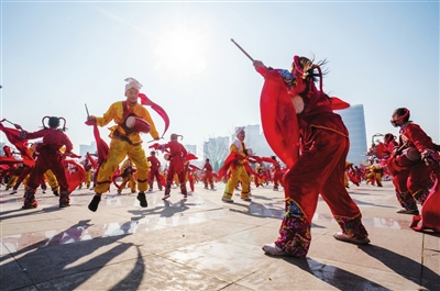 2月19日，“非遗过大年文化进万家”2019年宁夏社火大赛暨元宵节巡演活动在银川市人民广场启动。来自全区的22支社火队、2000余人参加巡演活动。　本报记者  韩胜利  摄