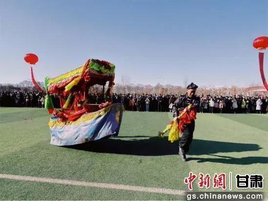 图为划旱船表演。永登县融媒体中心供图