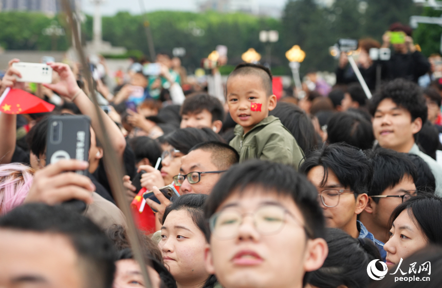 现场观礼的市民游客。人民网记者 毛思远摄